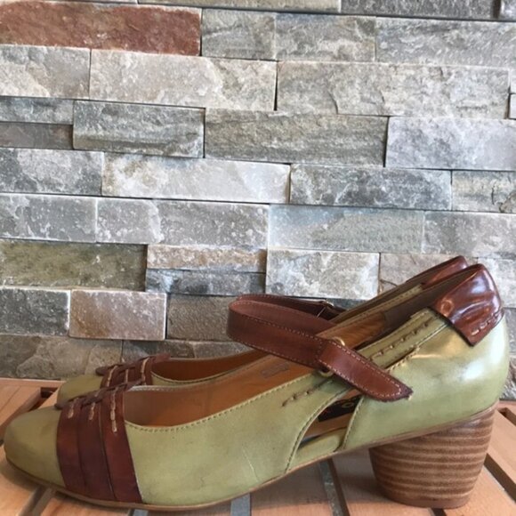 Everybody Women's Landino Mary Jane Pump - Picture 3 of 7